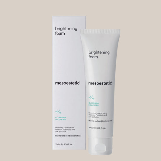 Slika Mesoestetic Brightening Foam - luksuzna pjena za čišćenje u elegantnoj bočici, koja posvjetljuje kožu, uklanja nečistoće i poboljšava ujednačenost tena