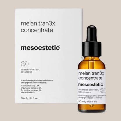 lika Mesoestetic Melan Tran3X Concentrate - elegantna bočica seruma koji cilja na hiperpigmentaciju i tamne mrlje, s tri aktivna sastojka za poboljšanje ujednačenosti tena i teksture kože.