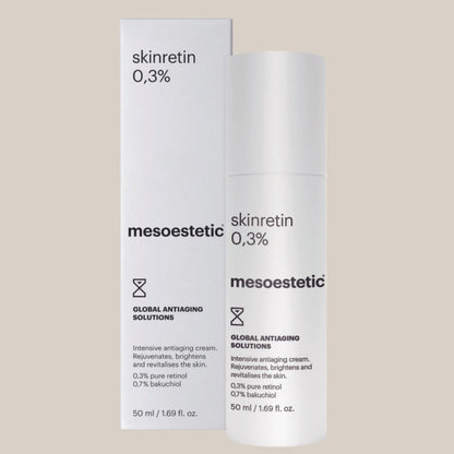 Slika Mesoestetic SkinRetin 0,3% - bočica seruma s koncentriranim retinolom, dizajnirana za smanjenje bora i poboljšanje teksture kože, pruža intenzivnu anti-age njegu